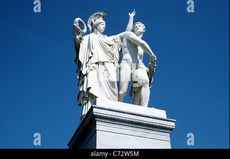 Pallas Athene"führt den jungen Krieger in den Kampf (Albert Wolff, 1853). Una delle statue di marmo a Schlossbrücke a Berlino. Foto Stock