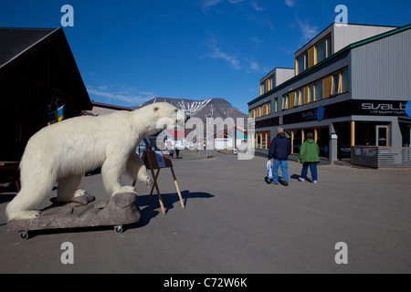 Farcite orso polare al di fuori di un negozio di souvenir a Longyearbyen, Svalbard. Foto Stock