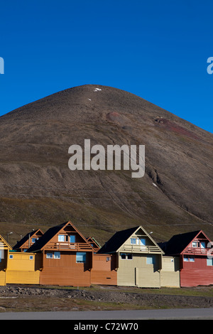 Spisshus colorate case di legno a Longyearbyen, Svalbard, con colori scelti da Grete Smedal. Foto Stock