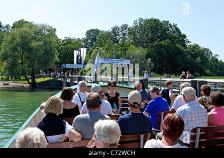 Passeggeri su un Chiemsee Ferry Boat con il Molo di herreninsel nel back ground, Herreninsel Alta Baviera Germania Foto Stock