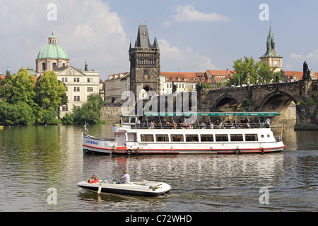 Tour in Barca nella parte anteriore del ponte Carlo e la torre del ponte della città vecchia sul fiume Moldava, Sito Patrimonio Mondiale dell'UNESCO, Praga Foto Stock