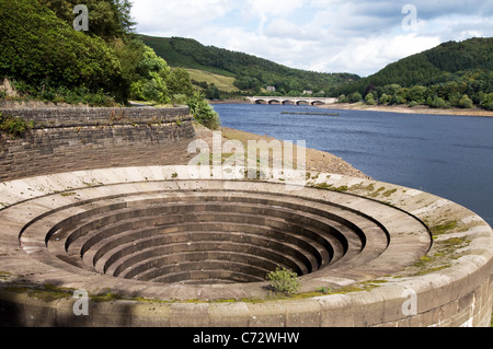 Uno dei la scampanatura trabocca noto anche come plugholes al serbatoio Ladybower nella Derwent Valley Derbyshire Foto Stock