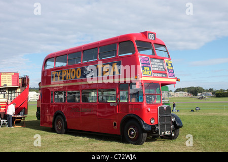 AEC KYY RT 532 Double Deck bus sul display in corrispondenza delle ali e le ruote mostrano Dunsfold Aerodrome Surrey UK 2011 Foto Stock