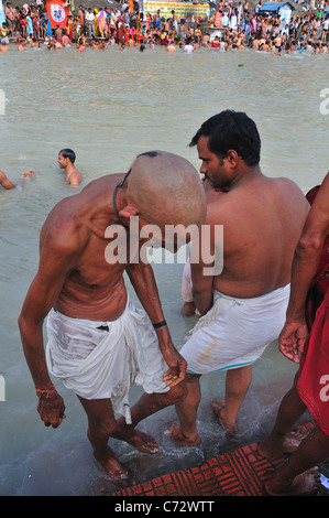 Pellegrini la balneazione a Har Ki Pairi ghat dal fiume Gange. Foto Stock