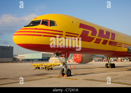 DHL Boeing 757-200SF convertita aeromobili cargo registrazione OO-DPM parcheggiata sul piazzale dell'aeroporto di Barcellona Foto Stock