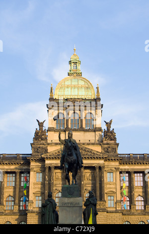 Museo Nazionale in Piazza Venceslao e una statua equestre di Venceslao, patrono dello Stato ceco, Praga Foto Stock