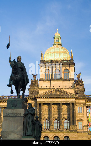 Museo Nazionale in Piazza Venceslao e una statua equestre di Venceslao, patrono dello Stato ceco, Praga Foto Stock