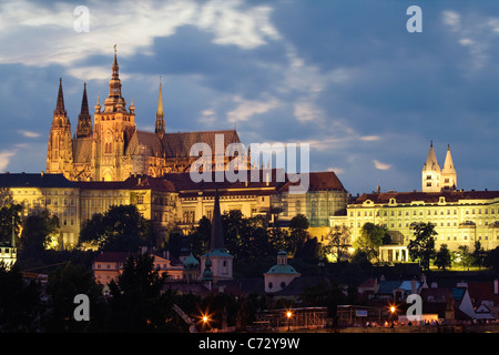 Atmosfera serale presso il Ponte Carlo con il Castello di Praga, Hradcany, Praga, Repubblica Ceca, Europa Foto Stock