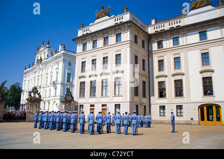 Soldato durante il cambio della guardia al Castello di Praga, Praga, Repubblica Ceca, Europa Foto Stock