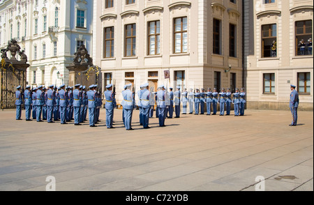 Soldato durante il cambio della guardia al Castello di Praga, Praga, Repubblica Ceca, Europa Foto Stock