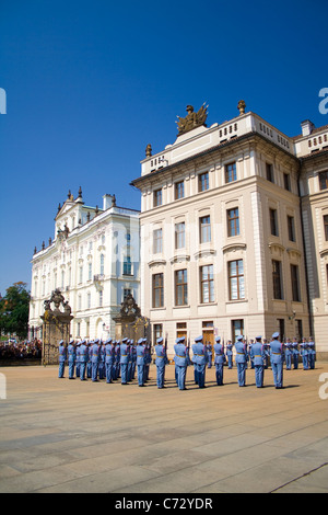 Soldato durante il cambio della guardia al Castello di Praga, Praga, Repubblica Ceca, Europa Foto Stock
