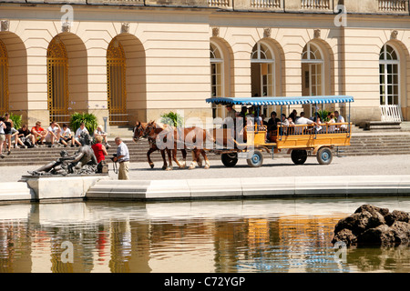 Tourist Carrozza di fronte al Schloss Herrenchiemsee Palace, Herreninsel Alta Baviera Germania Foto Stock