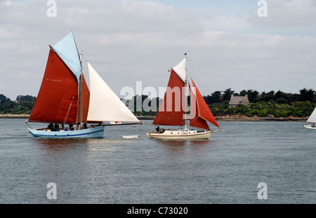 Marche - Avec : taglierina sardina (Concarneau), vela in Douarnenez bay (Brittany, Francia). Foto Stock