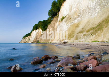 Chalk scogliere a sunrise nel Jasmund National Park, Ruegen Isola, Meclemburgo-Pomerania Occidentale, Germania, Europa Foto Stock