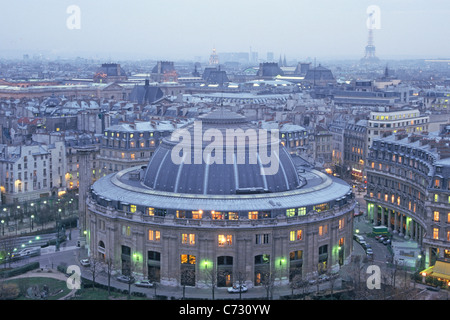 Vista della costruzione della Bourse de Commerce de Paris di sera, 1° Arrondissement, Parigi, Francia, Europa Foto Stock