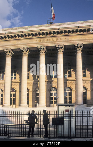 Persone di fronte alla Borsa di Parigi, al Palais de la Bourse, 2e arrondissement di Parigi, Francia Foto Stock