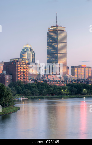 La skyline di Boston compreso il Prudential Center al crepuscolo di Boston, Massachusetts. Foto Stock