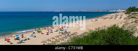 Spiaggia di Vale do Lobo, Algarve, Portogallo con la Praia do Trafal e Quarteira a distanza Foto Stock