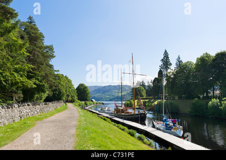 Percorso lungo le rive del Caledonian Canal verso Loch Ness, a Fort Augustus, Highland, Scotland, Regno Unito Foto Stock