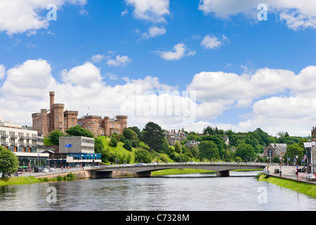 Il fiume Ness e Inverness Castle vicino al centro della città di Inverness, Highland, Scotland, Regno Unito Foto Stock