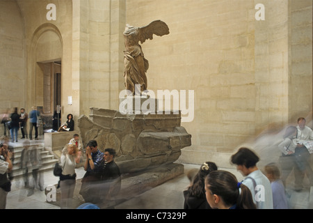 La Vittoria Alata di Samotracia, scultura in marmo di una dea greca, il museo del Louvre, Parigi, Francia Foto Stock