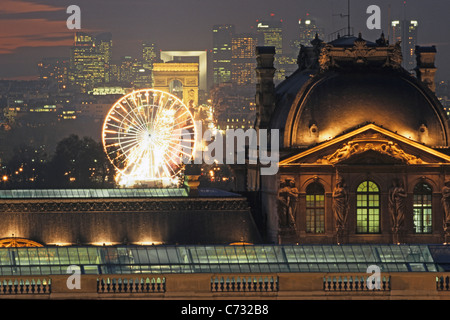 Vista dal grande magazzino La Samaritaine verso il Louvre Arc de Triomphe e il Grande Arche de La Defense illumated di notte Foto Stock