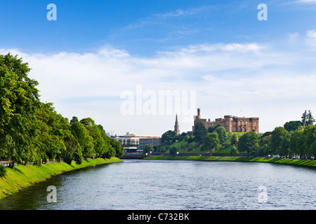 Il fiume Ness e Inverness Castle, Inverness, Highland, Scotland, Regno Unito Foto Stock