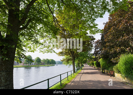 Percorso lungo le rive del fiume Ness, Inverness, Highland, Scotland, Regno Unito Foto Stock