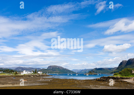 Vista sul Loch Carron a bassa marea nel pittoresco villaggio di Plockton, Ross and Cromarty, Highland, Scotland, Regno Unito Foto Stock