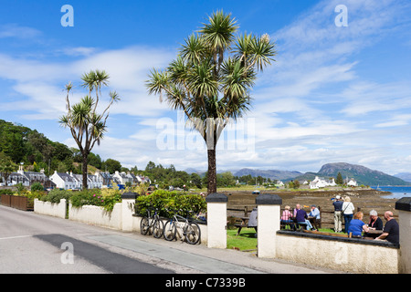 Pub terrazzo che si affaccia sul Loch Carron nel pittoresco villaggio di Plockton, Ross and Cromarty, Highland, Scotland, Regno Unito Foto Stock