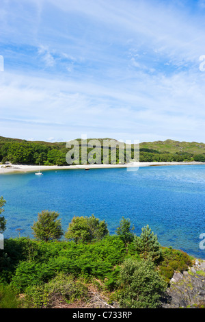 Spiaggia Vista dal ponte sul fiume Morar sulla A830 "Strada delle Isole" vicino a Mallaig, Highlands scozzesi, Scozia Foto Stock