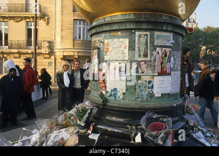 Persone presso il memorial place La Flamme Liberte, Pont de l'Alma, 8. Arrondissement, Parigi, Francia, Europa Foto Stock