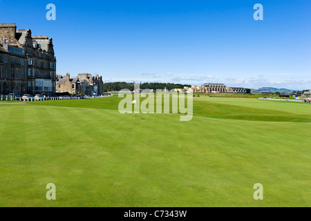 Vista dal XVIII verde con il vecchio corso Hotel in distanza, Old Course a St Andrews Fife, Scozia, Regno Unito Foto Stock