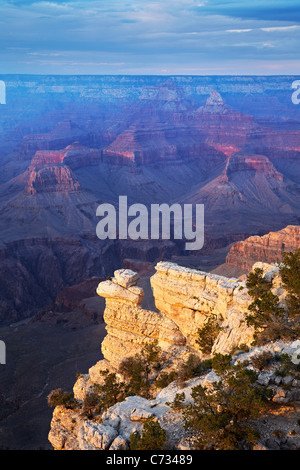 Il tramonto e la luce della sera attraverso il Grand Canyon, Arizona, Stati Uniti d'America Foto Stock