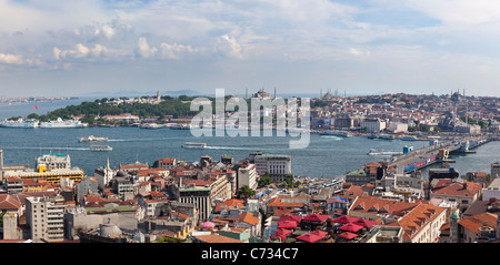 Ampia panoramica vista aerea del Bosforo, dal Ponte Galata alla fine del Palazzo Topkapi, moschee principali incluse- Foto Stock