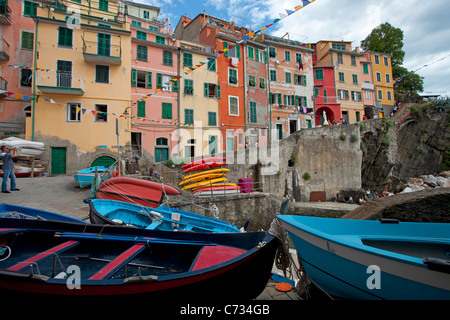 Idilliaco villaggio di pescatori Riomaggiore Parco Nazionale Cinque Terre, sito Patrimonio Mondiale dell'Unesco, la Liguria di Levante, Italia, mare Mediterraneo, Europa Foto Stock