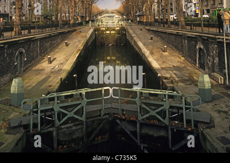 Vista sul Canal Saint Martin con serrature, 10th Arrondissement, Parigi, Francia, Europa Foto Stock