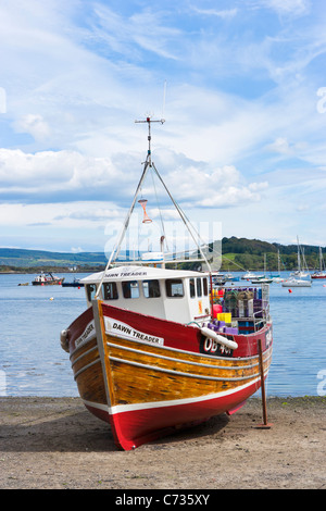 Barca da pesca con la bassa marea nel porto di pesca di Tobermory sull'Isle of Mull, Ebridi Interne, Argyll and Bute, Scotland, Regno Unito Foto Stock