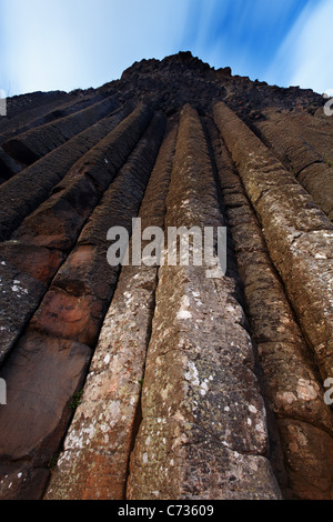 Colonne di basalto chiamato organo a canne a Giant's Causeway, County Antrim, Irlanda del Nord, Regno Unito Foto Stock