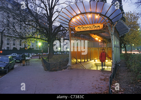 Ingresso della metropolitana di sera, Porte Dauphine, Parigi, Francia, Europa Foto Stock