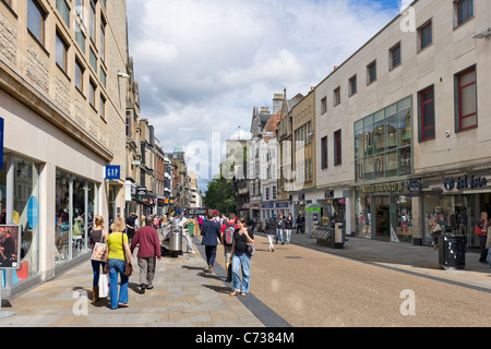 Negozi di Cornmarket Street nel centro della città di Oxford, Oxfordshire, England, Regno Unito Foto Stock