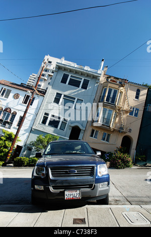 SUV Ford parcheggiata su nocciola della strada ripida collina, telecamera inclinata lungo la pendenza della strada, San Francisco, California, USA, America del Nord Foto Stock