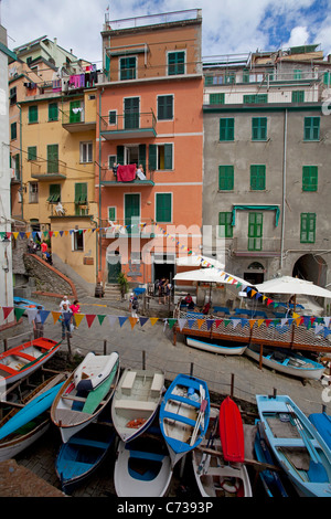 Idilliaco villaggio di pescatori Riomaggiore Parco Nazionale Cinque Terre, sito Patrimonio Mondiale dell'Unesco, la Liguria di Levante, Italia, mare Mediterraneo, Europa Foto Stock