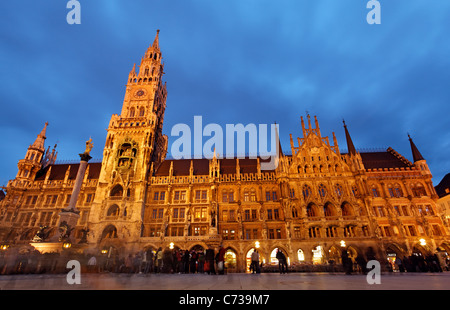 Nuovo Rathaus al crepuscolo, Marienplatz, la città vecchia di Monaco, Monaco di Baviera, Germania, Deutschland, Europa Foto Stock