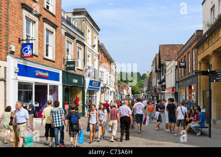 I negozi di High Street nel centro della città, a Winchester, Hampshire, Inghilterra, Regno Unito Foto Stock