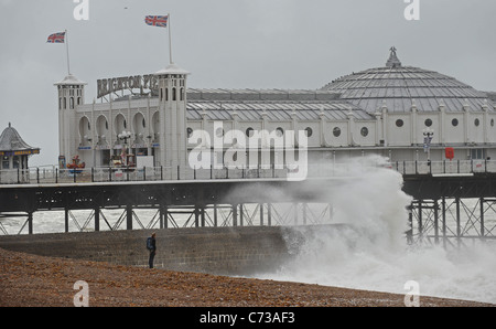 Onde enormi crash a Brighton Seafront vicino al molo come i resti di uragano Katia passano sopra UK Settembre 2011 Foto Stock