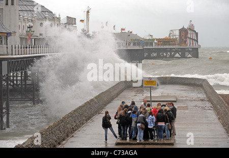 Enormi onde si infrangono sul lungomare di Brighton vicino al molo mentre i resti dell'uragano Katia passano sopra il Regno Unito Foto Stock