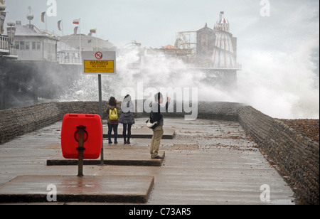 Enormi onde si infrangono sul lungomare di Brighton vicino al molo mentre i resti dell'uragano Katia passano sopra il Regno Unito Foto Stock
