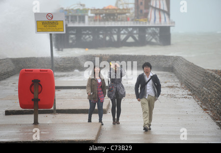 Enormi onde si infrangono sul lungomare di Brighton vicino al molo mentre i resti dell'uragano Katia passano sopra il Regno Unito Foto Stock