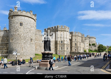 Il Castello di Windsor e dalla High Street con statua della regina Victoria in primo piano, Windsor, Berkshire, Inghilterra, Regno Unito Foto Stock